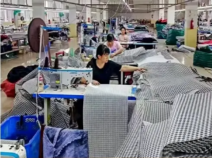 Production workshop for fabric storage bags and household organizers